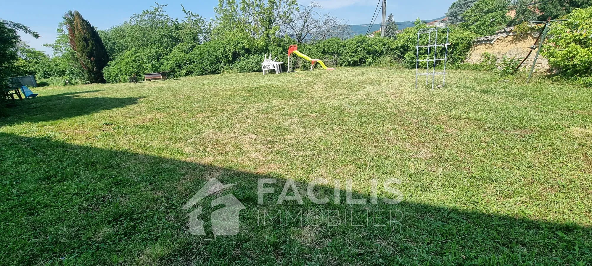 Terrain constructible de 950 m2 à Cailloux-sur-Fontaines 