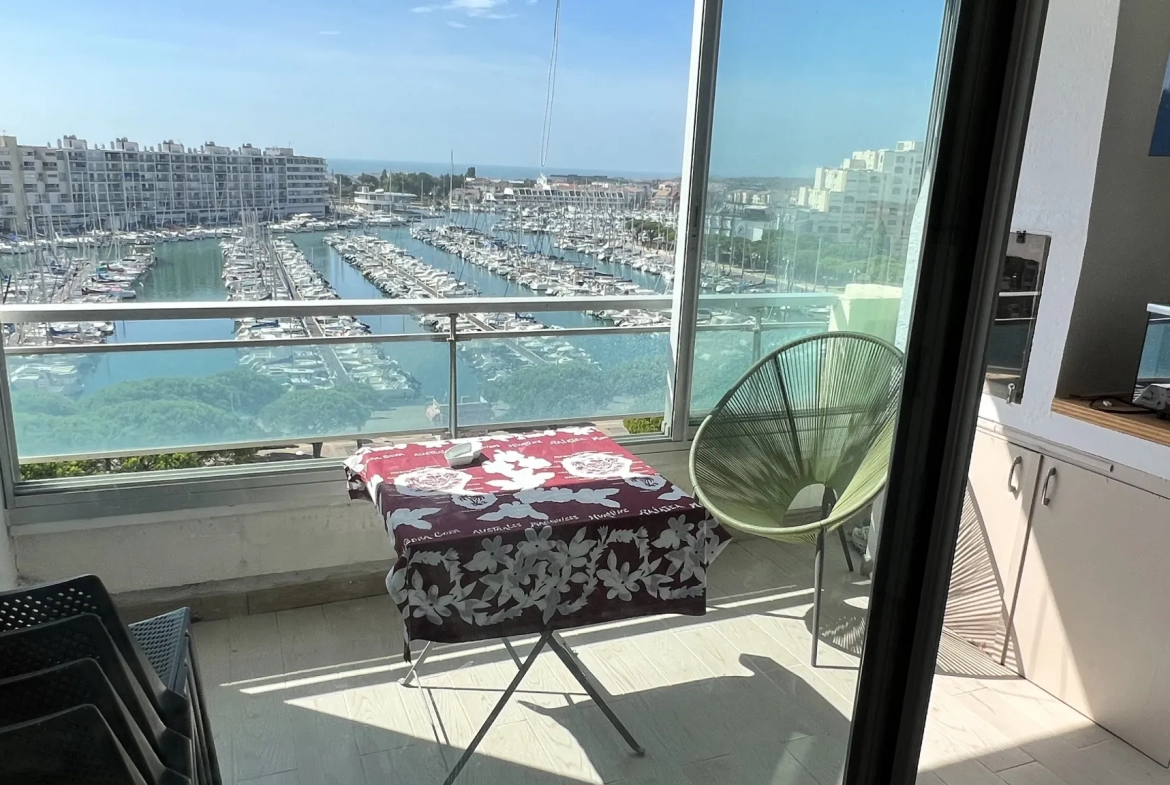 Beau Studio cabine avec loggia, vue panoramique port et mer 