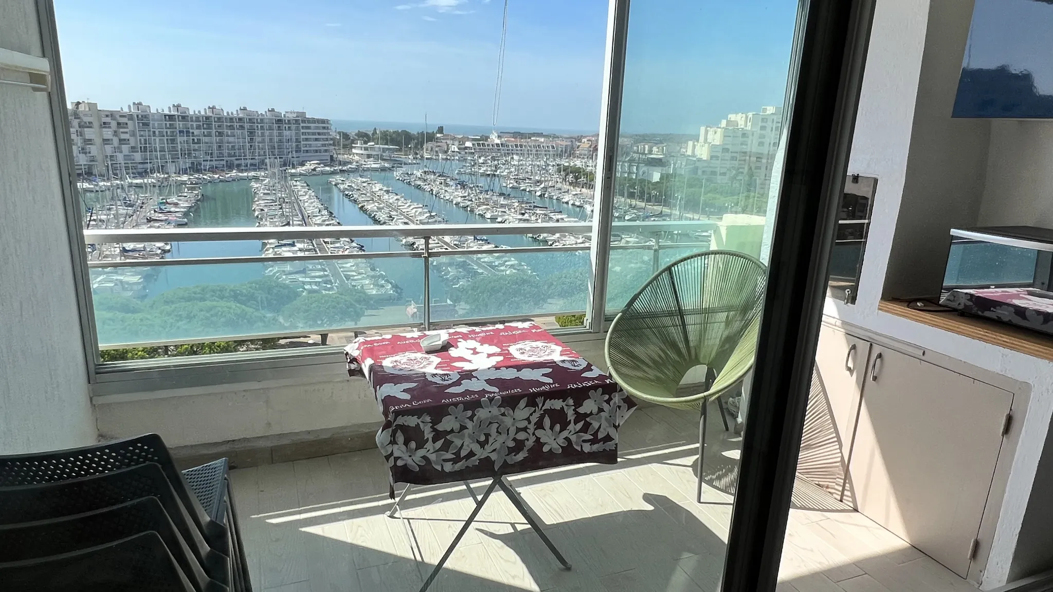 Beau Studio cabine avec loggia, vue panoramique port et mer 