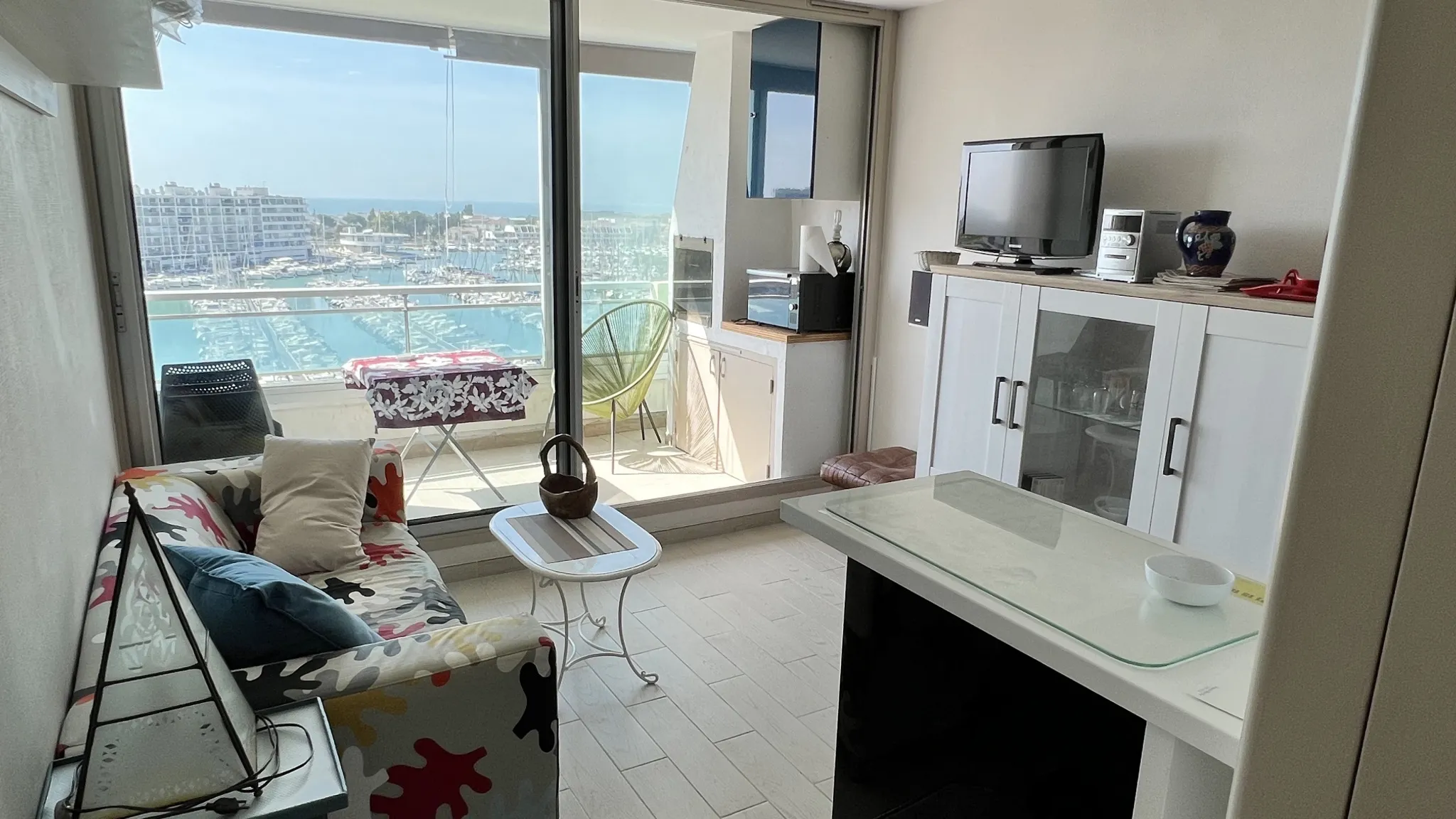 Beau Studio cabine avec loggia, vue panoramique port et mer 