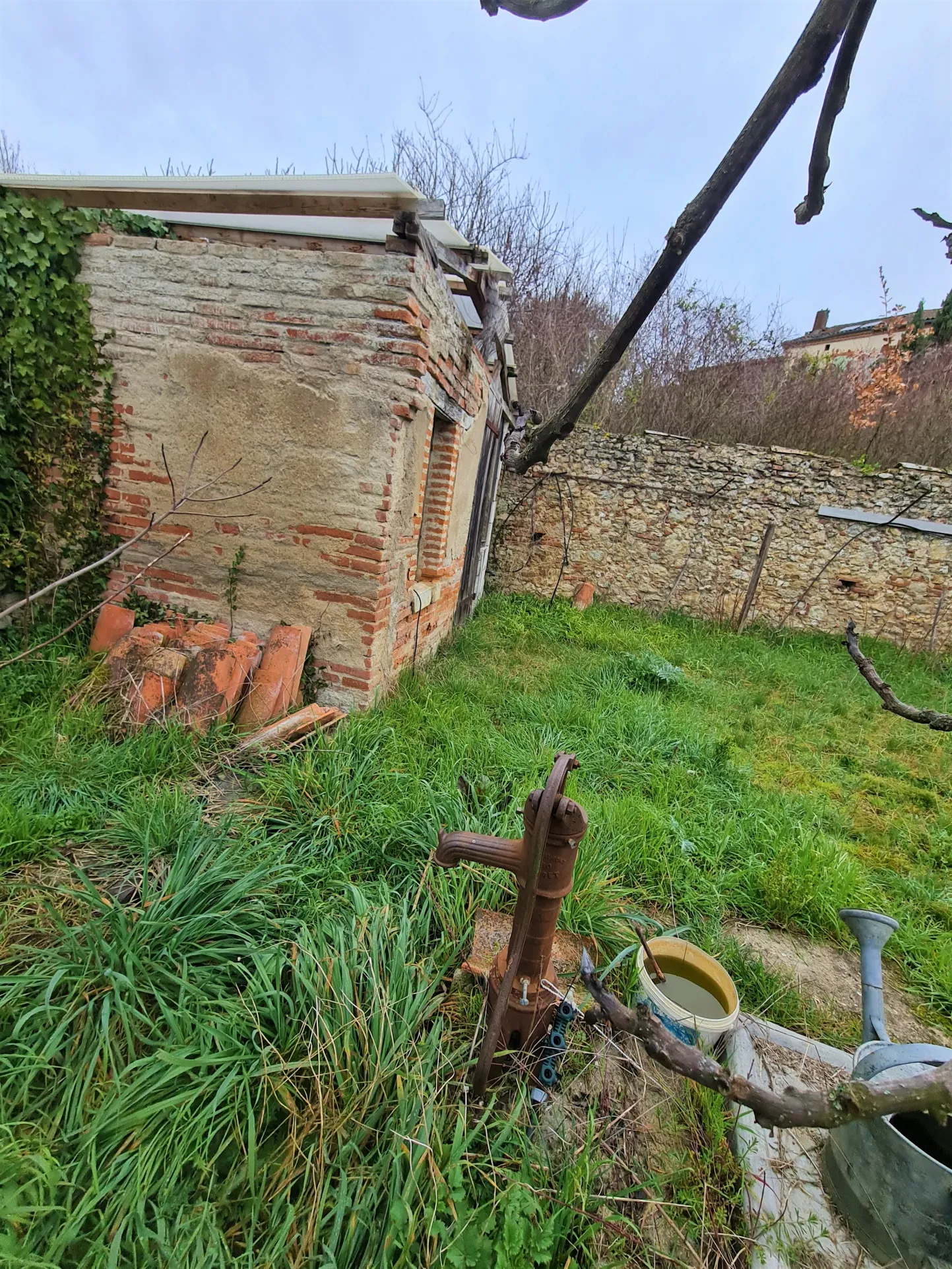 Terrain à bâtir de 300m2 à St Sulpice sur Leze 