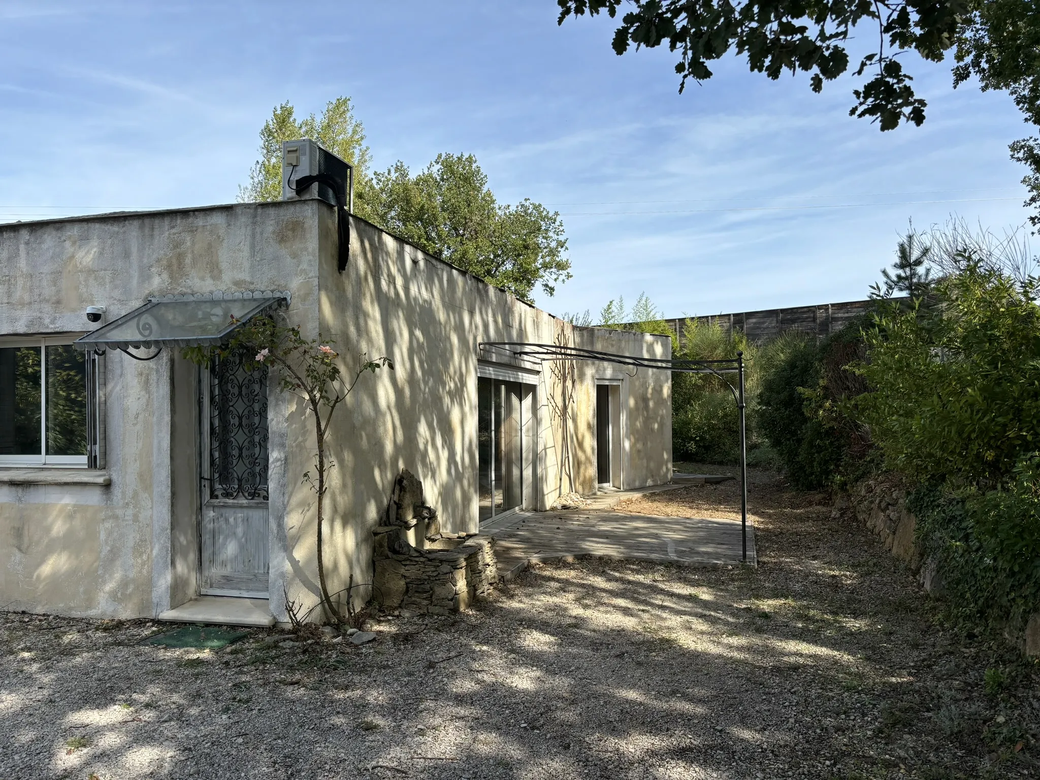 Bâtiment en zone artisanale à rénover sur 1800m2 