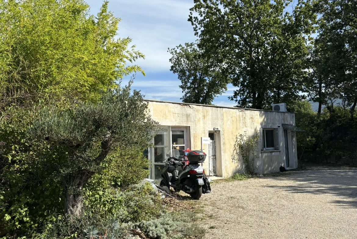 Bâtiment en zone artisanale à rénover sur 1800m2 