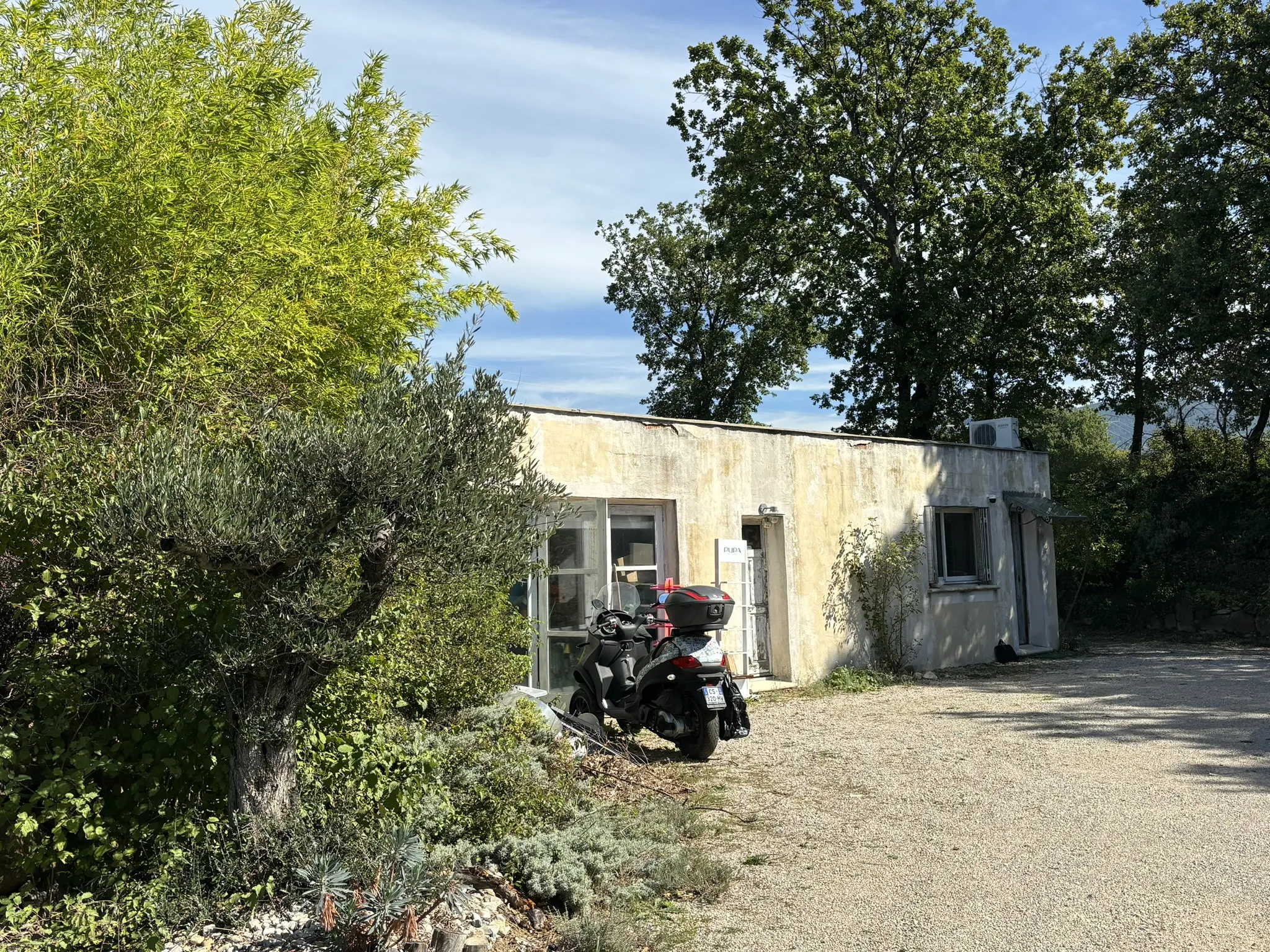 Bâtiment en zone artisanale à rénover sur 1800m2 