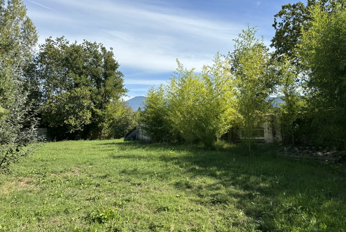 Bâtiment en zone artisanale à rénover sur 1800m2 