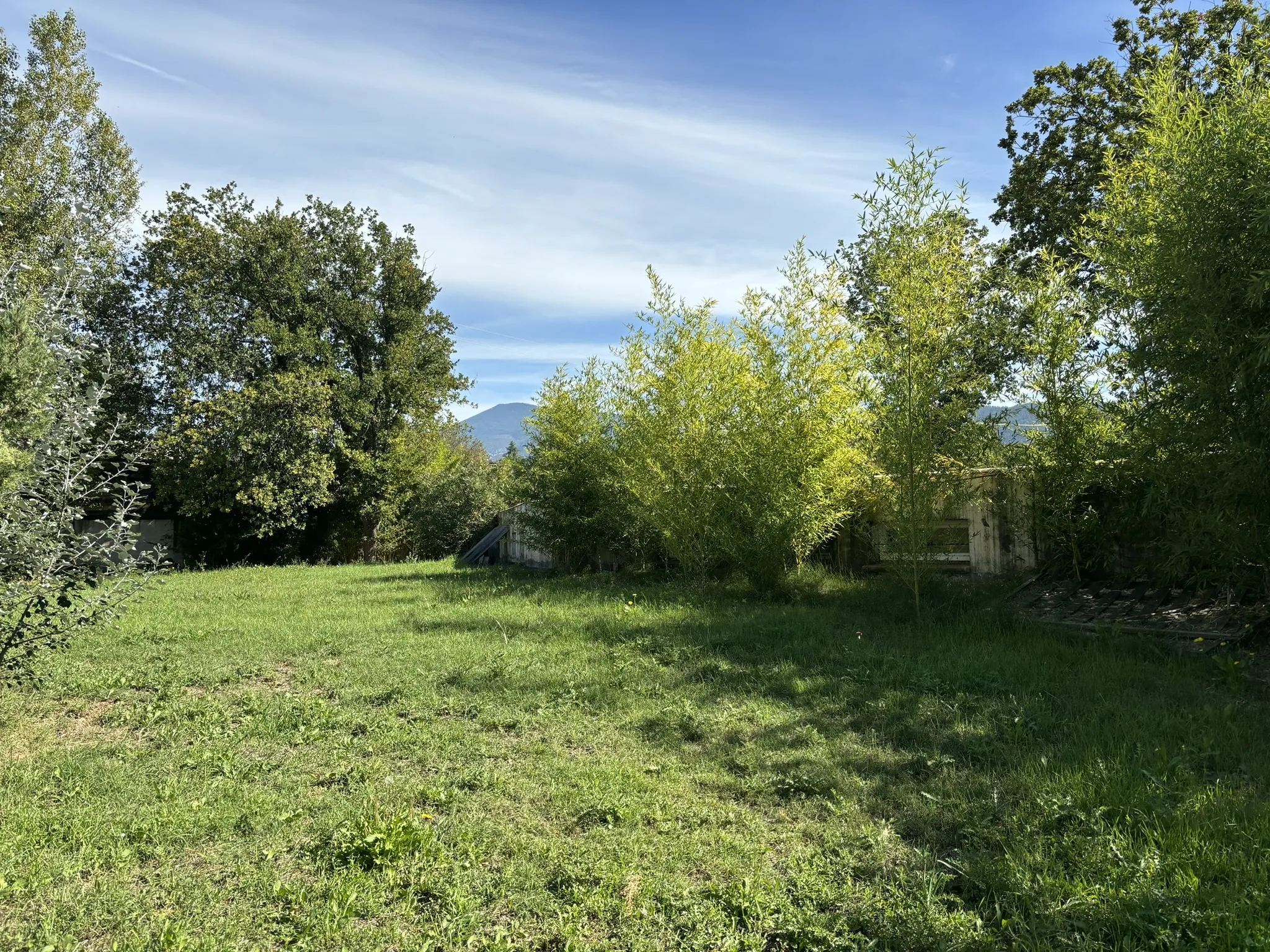 Bâtiment en zone artisanale à rénover sur 1800m2 