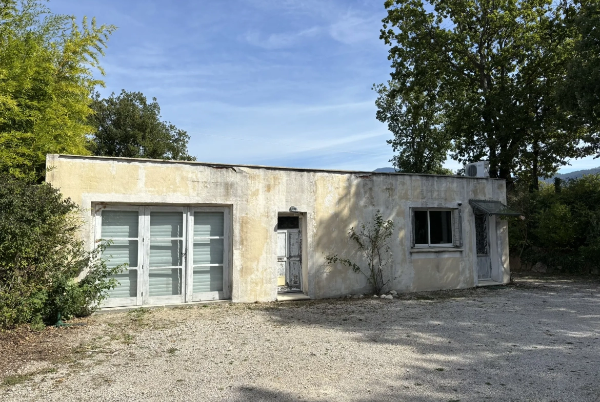 Bâtiment en zone artisanale à rénover sur 1800m2 