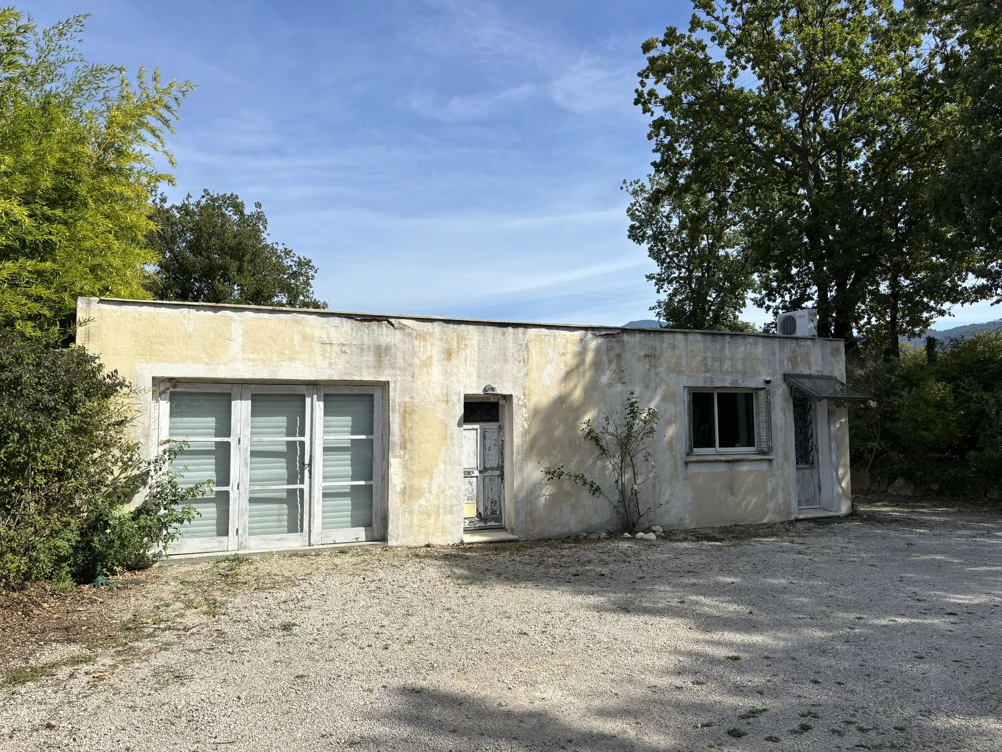 Bâtiment en zone artisanale à rénover sur 1800m2 