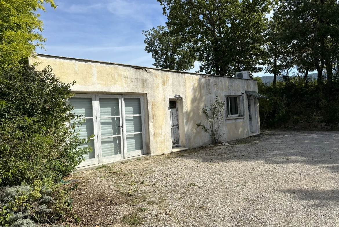 Bâtiment en zone artisanale à rénover sur 1800m2 