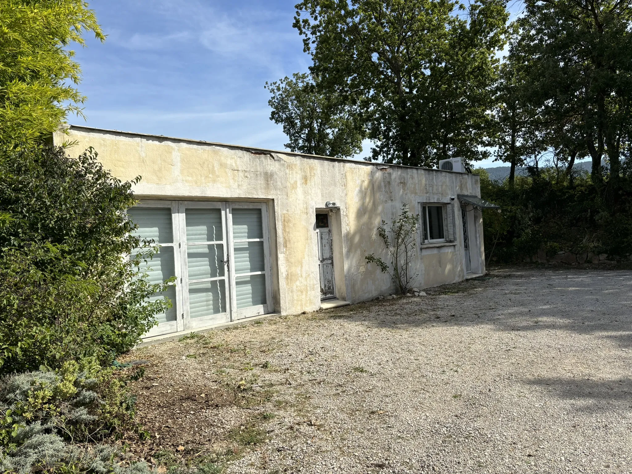 Bâtiment en zone artisanale à rénover sur 1800m2 