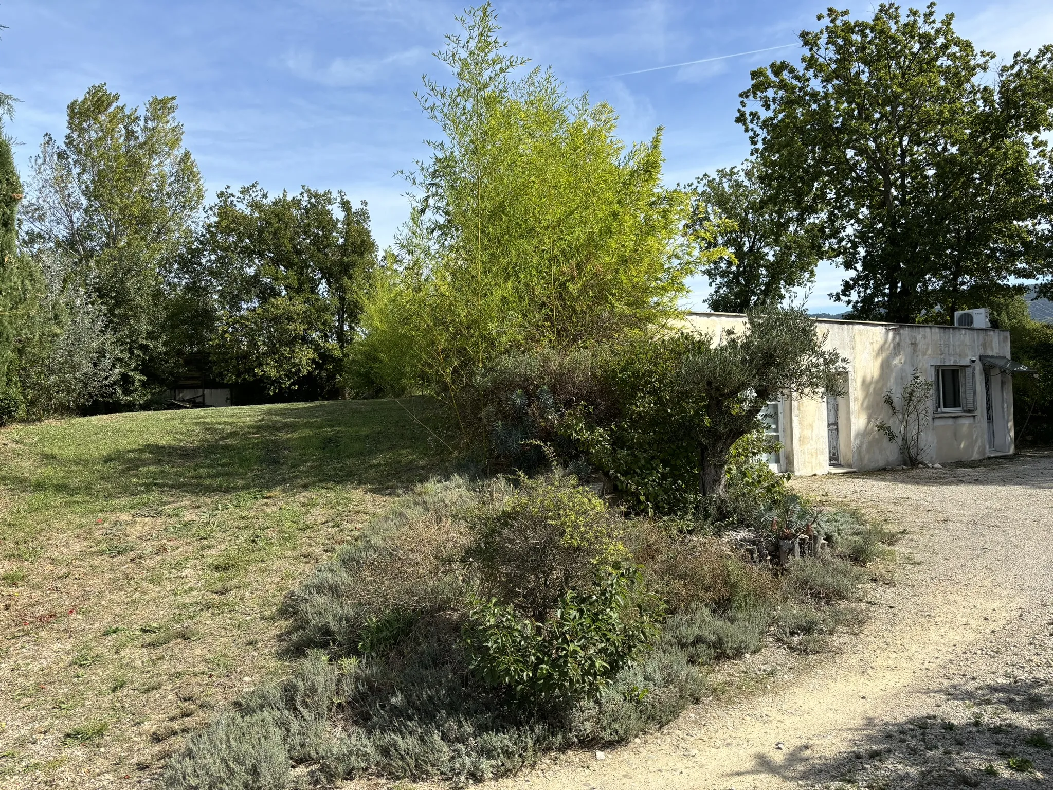 Bâtiment en zone artisanale à rénover sur 1800m2 