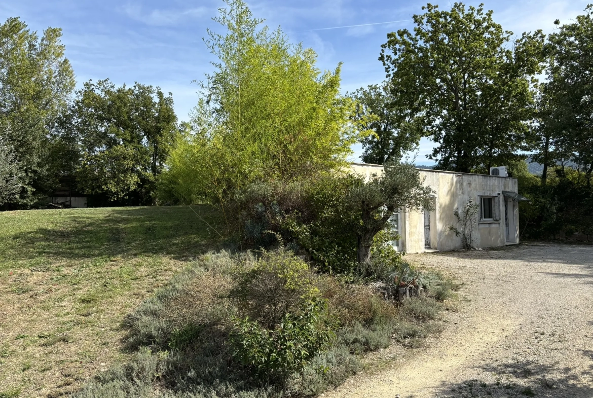 Bâtiment en zone artisanale à rénover sur 1800m2 