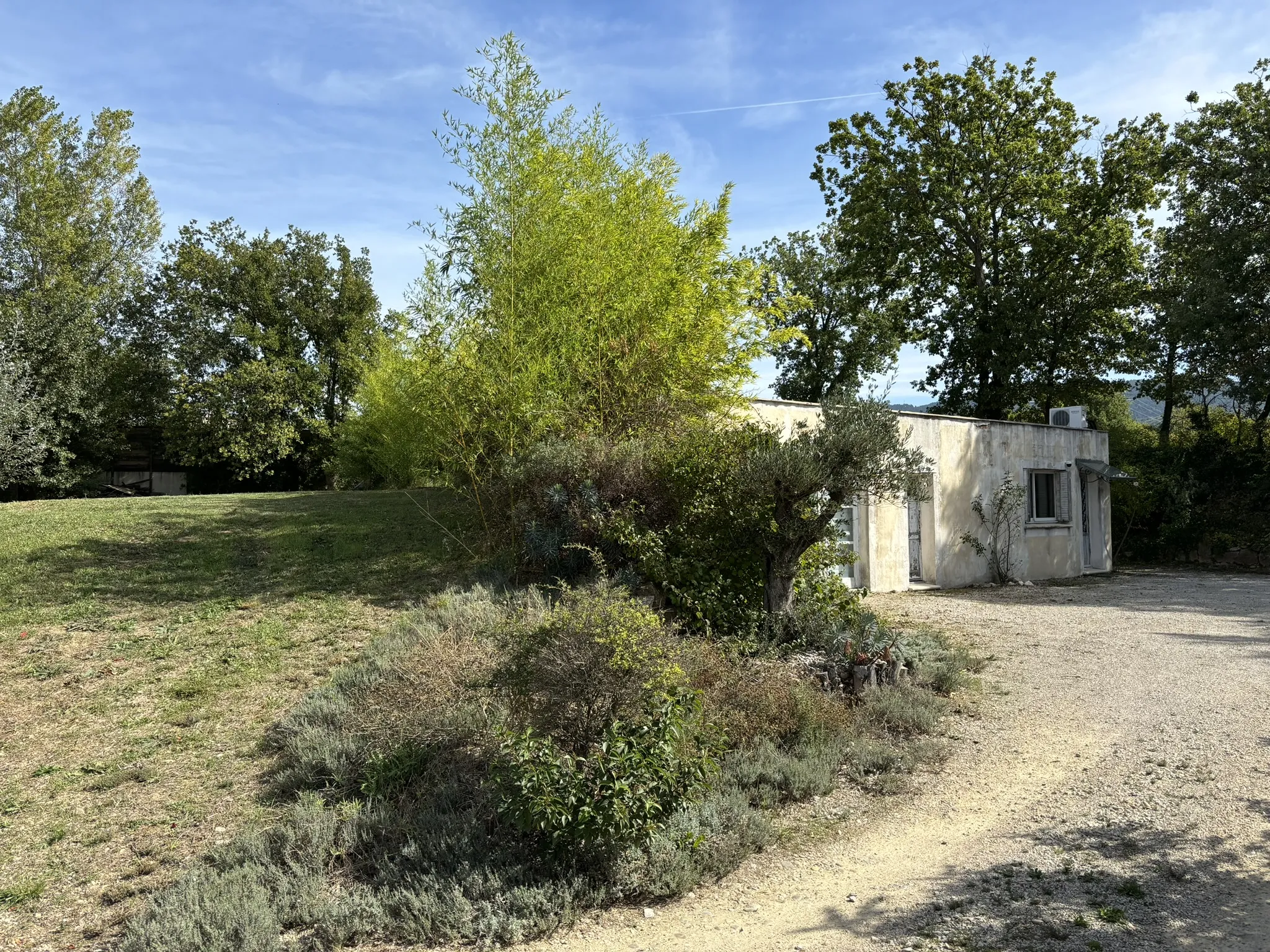 Bâtiment en zone artisanale à rénover sur 1800m2 