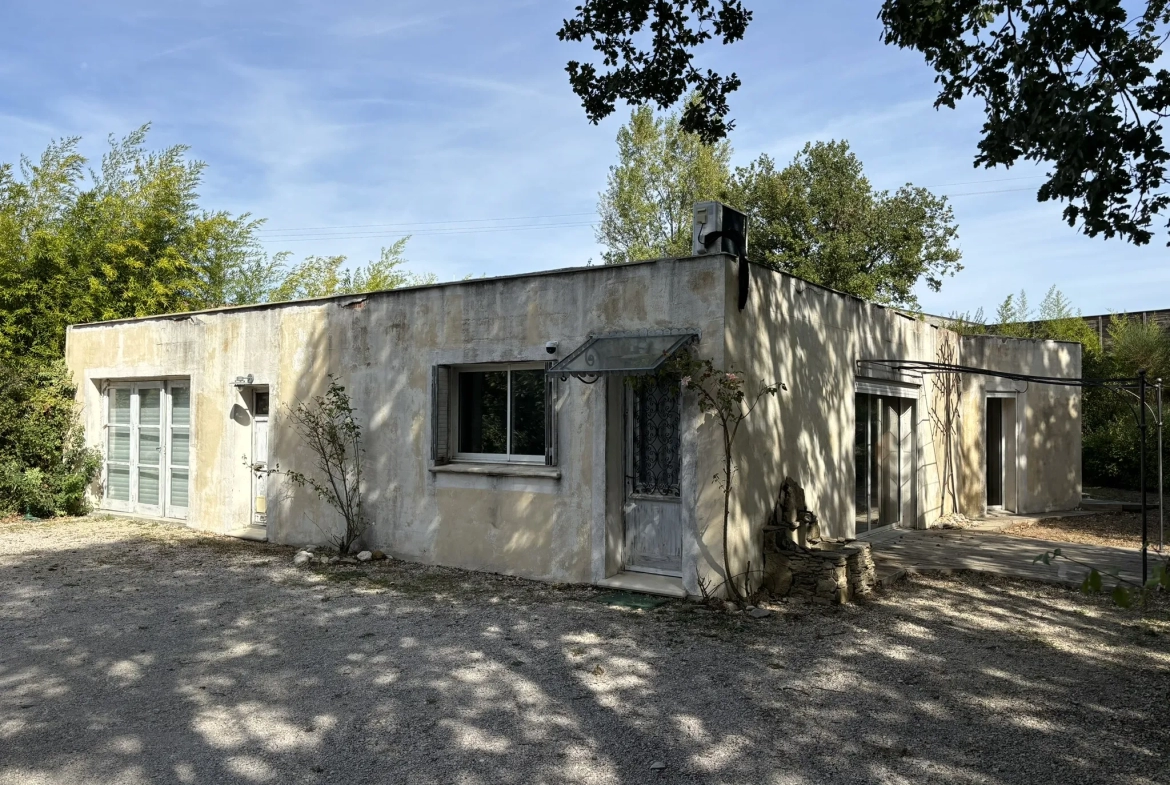 Bâtiment en zone artisanale à rénover sur 1800m2 