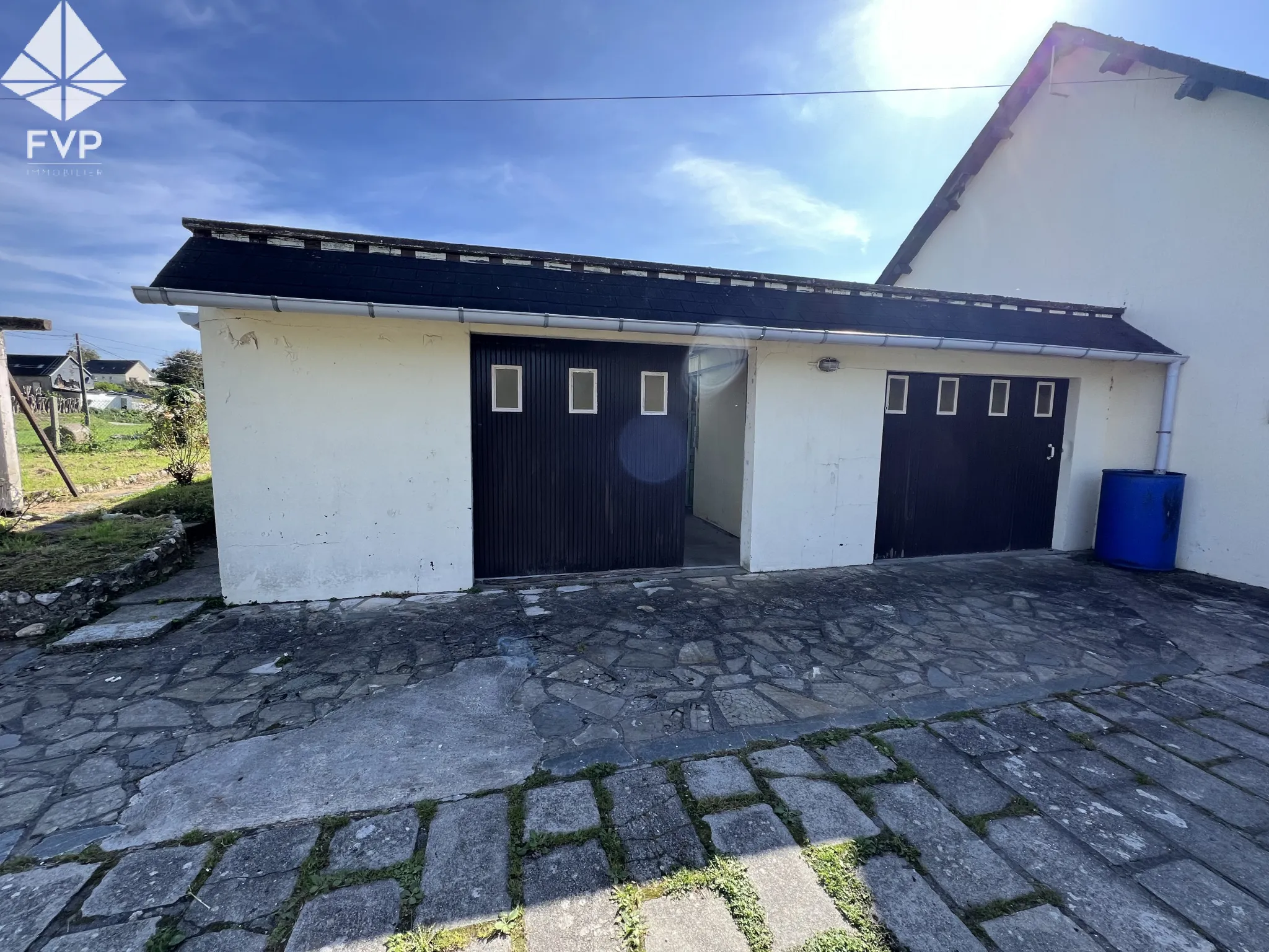 A vendre habitation plein pied, 3chambres, 2 garages, terrain 1000m2 