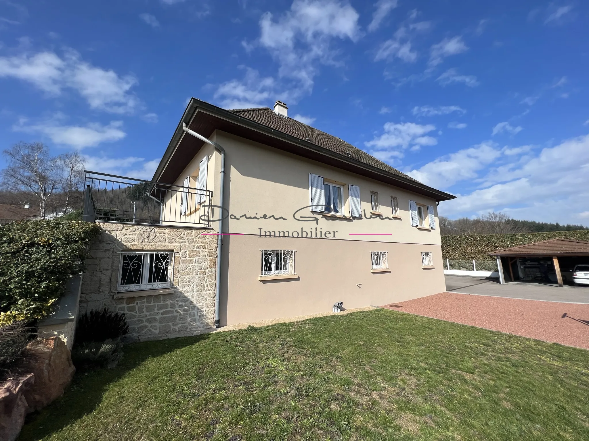 Vente - Magnifique villa avec terrain à Bourg de Thizy 