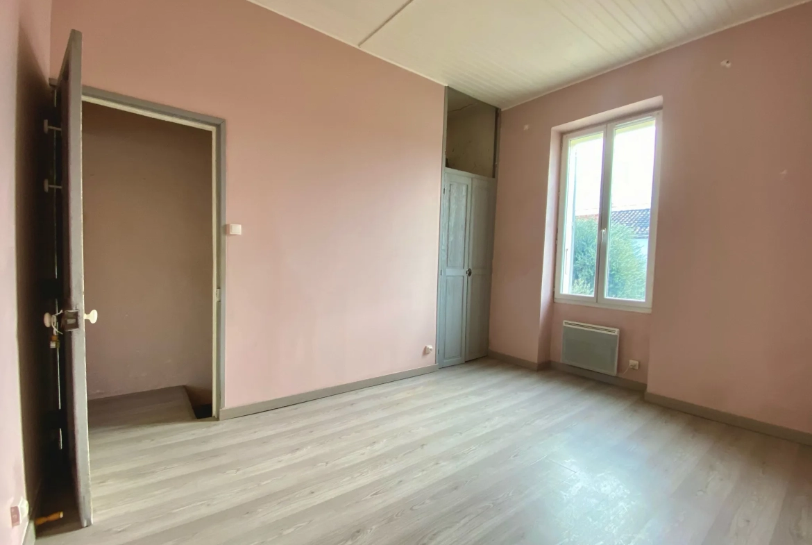 Maison à vendre à Avignon - double séjour, 2 chambres, cour 