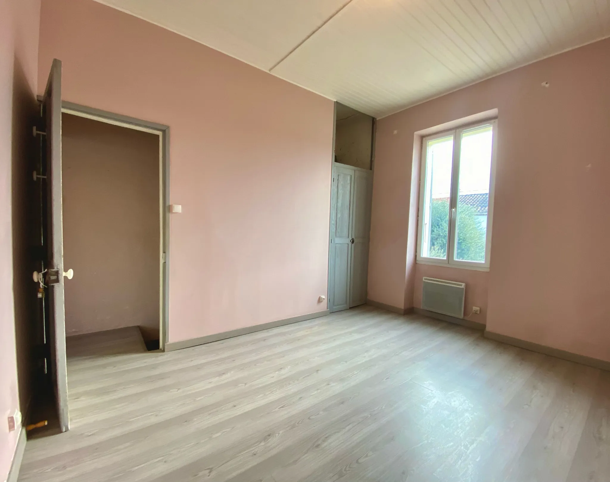 Maison à vendre à Avignon - double séjour, 2 chambres, cour 