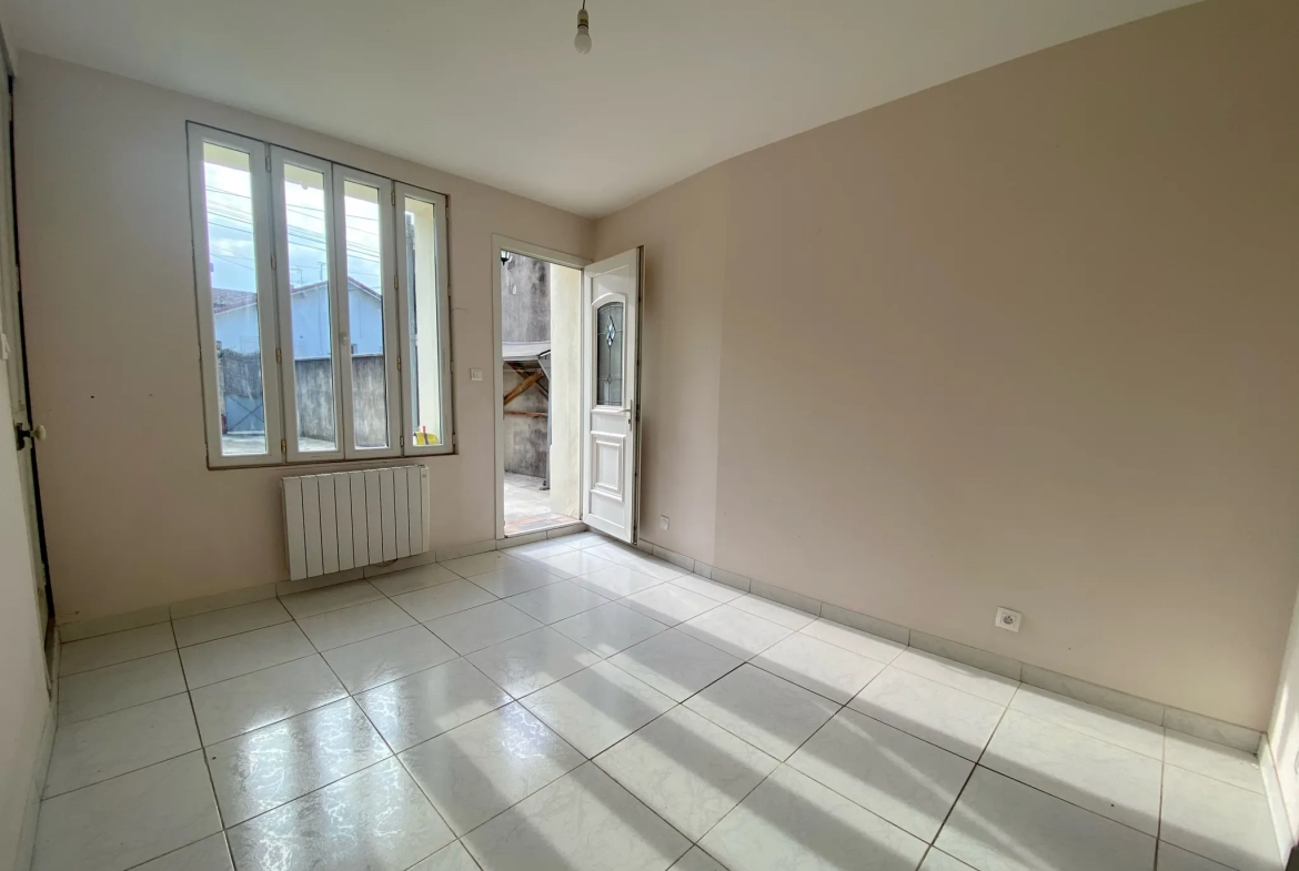 Maison à vendre à Avignon - double séjour, 2 chambres, cour 