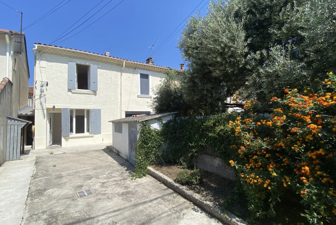 Maison à vendre à Avignon - double séjour, 2 chambres, cour 