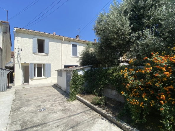 Maison à vendre à Avignon - double séjour, 2 chambres, cour