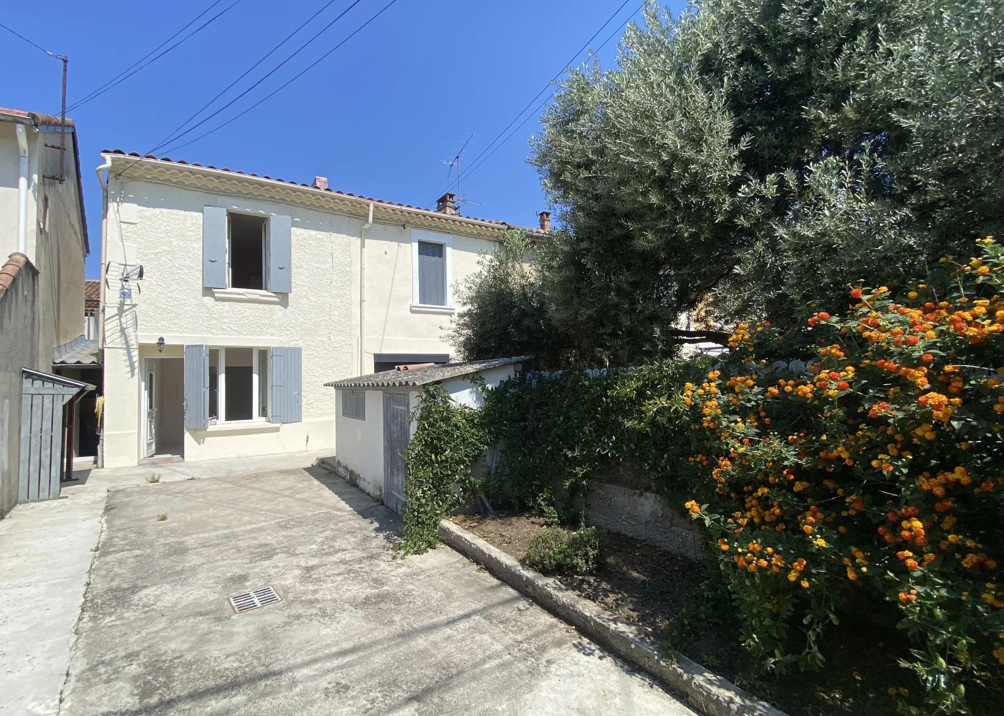 Maison à vendre à Avignon - double séjour, 2 chambres, cour 