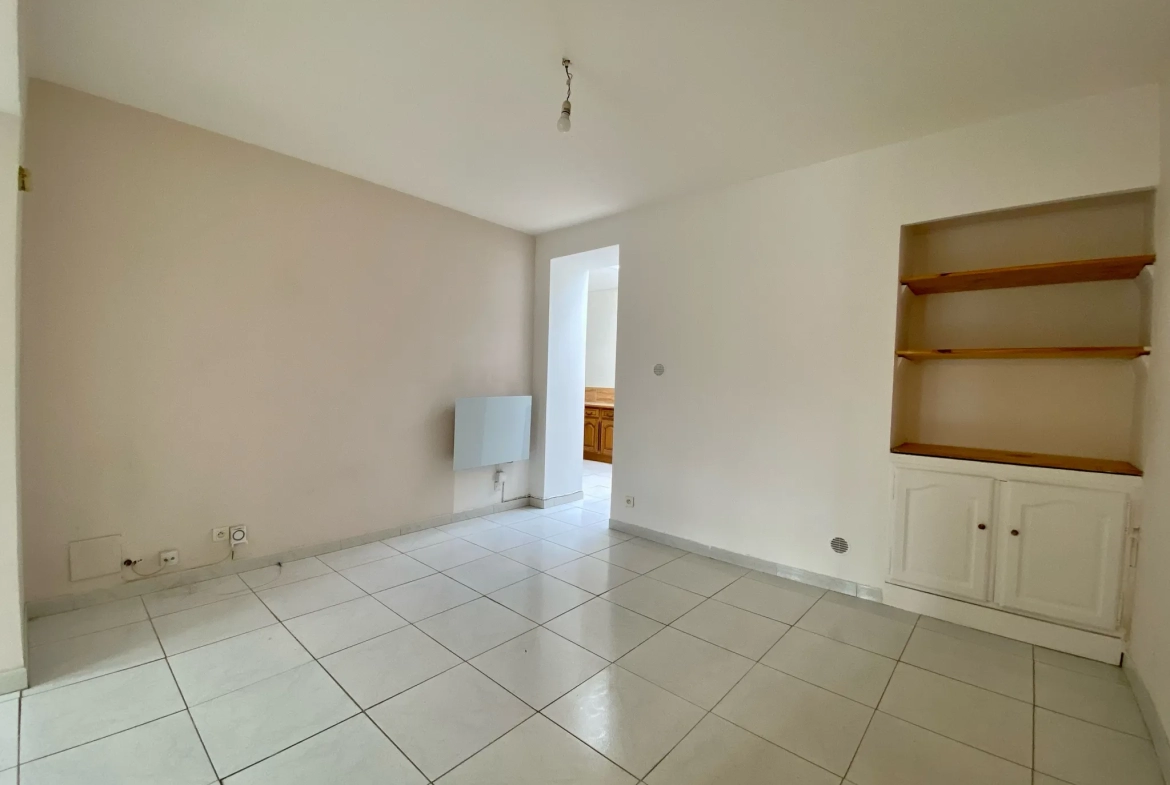 Maison à vendre à Avignon - double séjour, 2 chambres, cour 