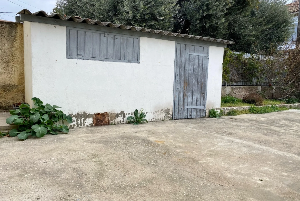 Maison à vendre à Avignon - double séjour, 2 chambres, cour 