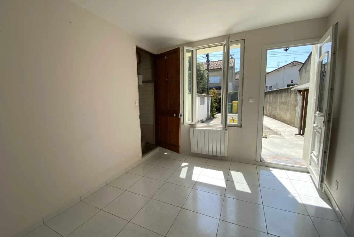 Maison à vendre à Avignon - double séjour, 2 chambres, cour 