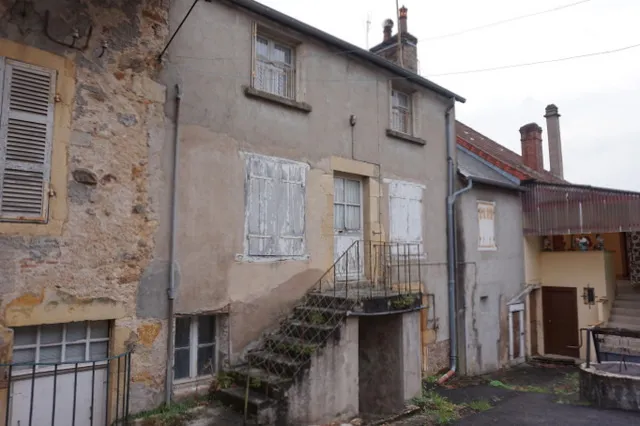 Maison de ville à restaurer intégralement à Saint-Honoré-les-Bains 