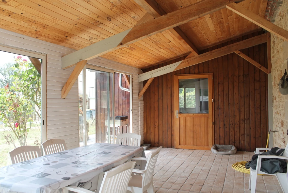 Maison avec 2 granges sur un terrain de plus d'un hectare avec plantation de 300 Charmes Truffier 