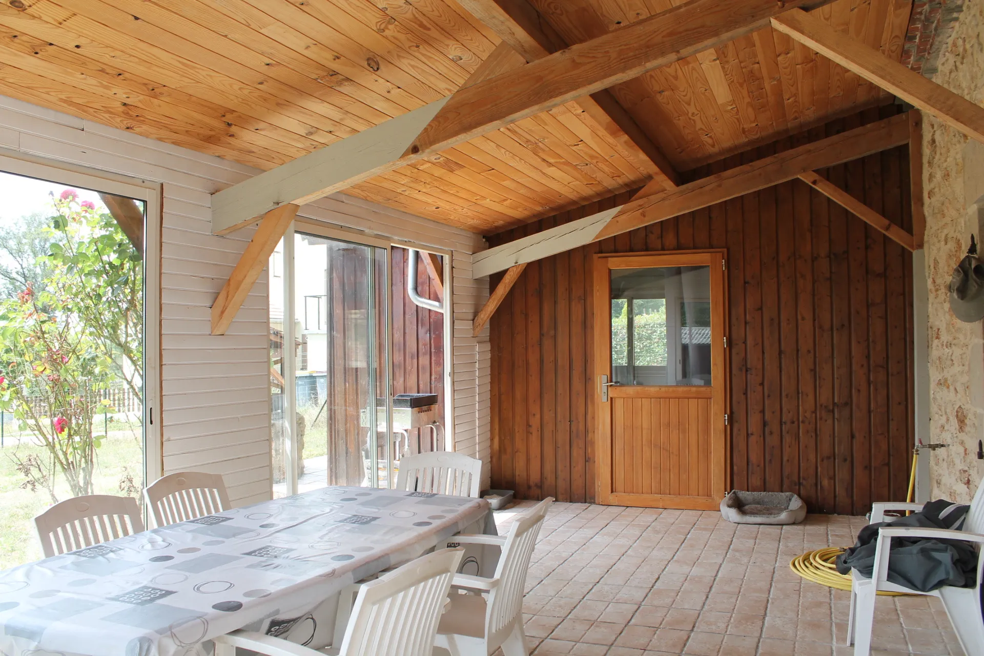 Maison avec 2 granges sur un terrain de plus d'un hectare avec plantation de 300 Charmes Truffier 