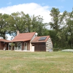 Maison avec 2 granges sur un terrain de plus d'un hectare avec plantation de 300 Charmes Truffier