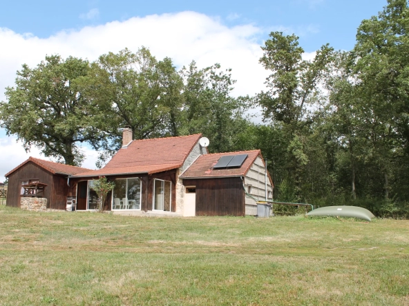 Maison avec 2 granges sur un terrain de plus d'un hectare avec plantation de 300 Charmes Truffier