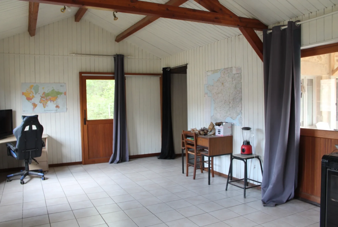 Maison avec 2 granges sur un terrain de plus d'un hectare avec plantation de 300 Charmes Truffier 