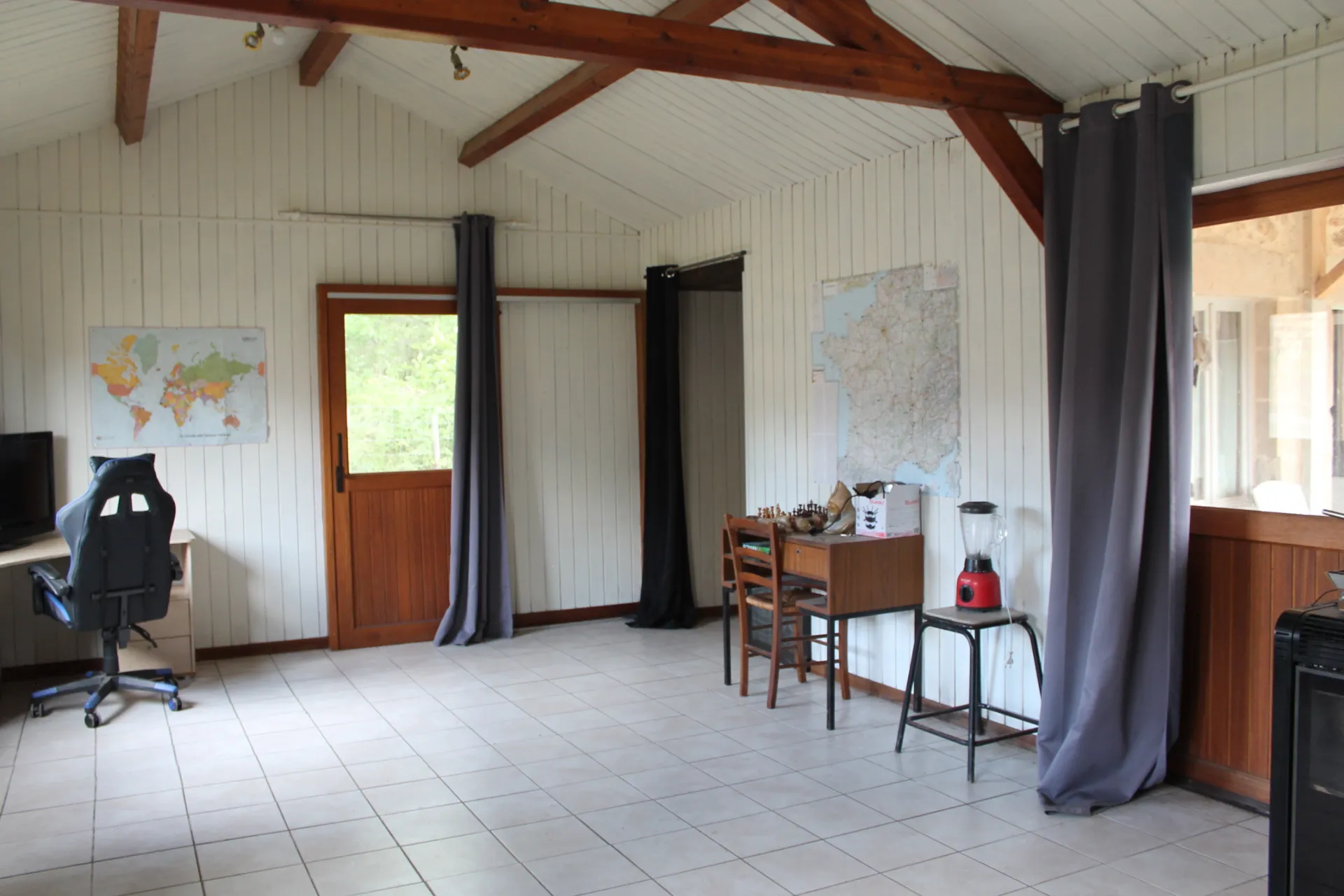 Maison avec 2 granges sur un terrain de plus d'un hectare avec plantation de 300 Charmes Truffier 