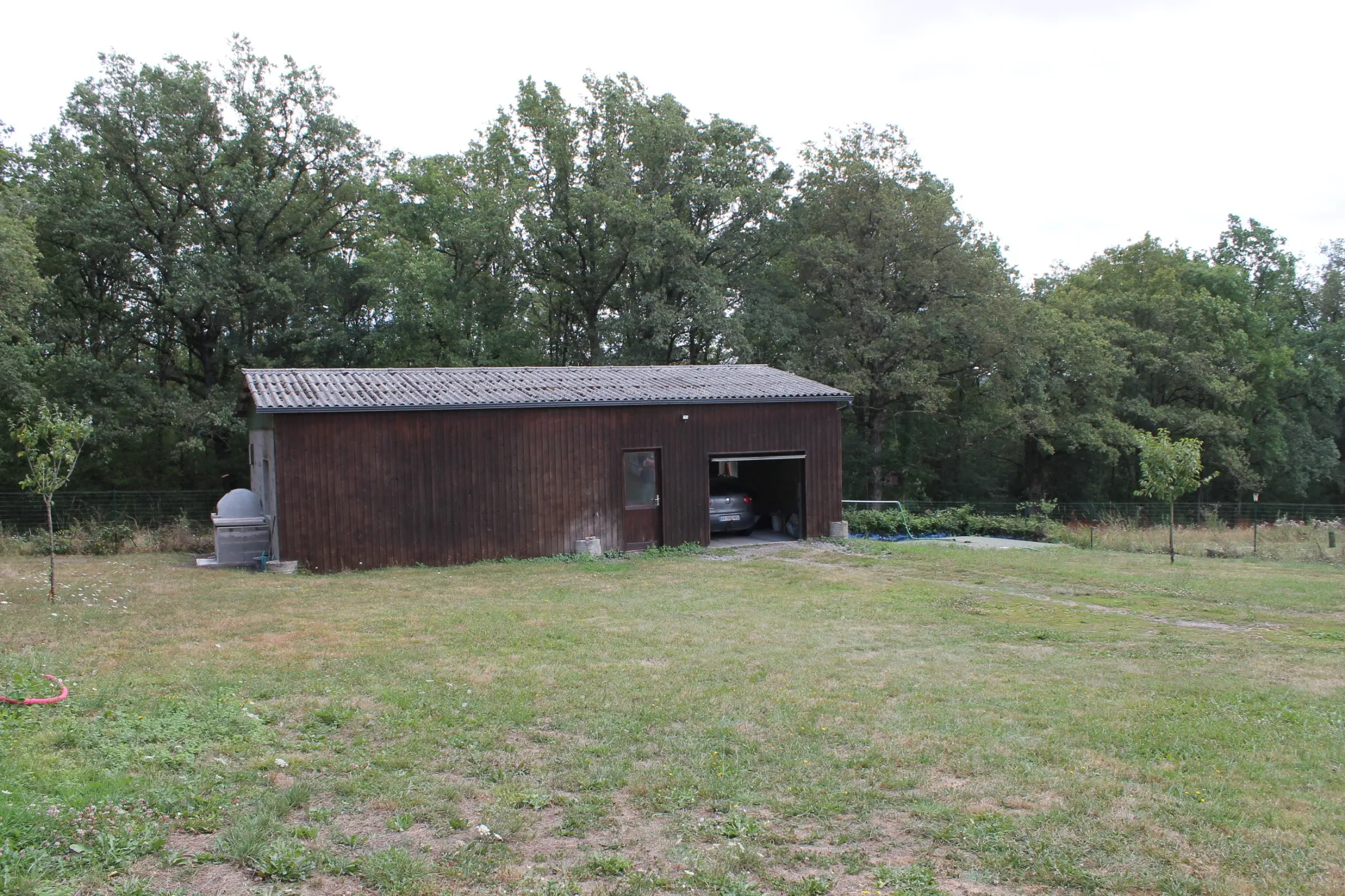 Maison avec 2 granges sur un terrain de plus d'un hectare avec plantation de 300 Charmes Truffier 