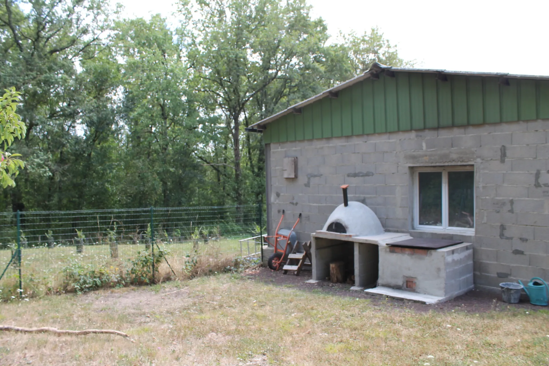 Maison avec 2 granges sur un terrain de plus d'un hectare avec plantation de 300 Charmes Truffier 