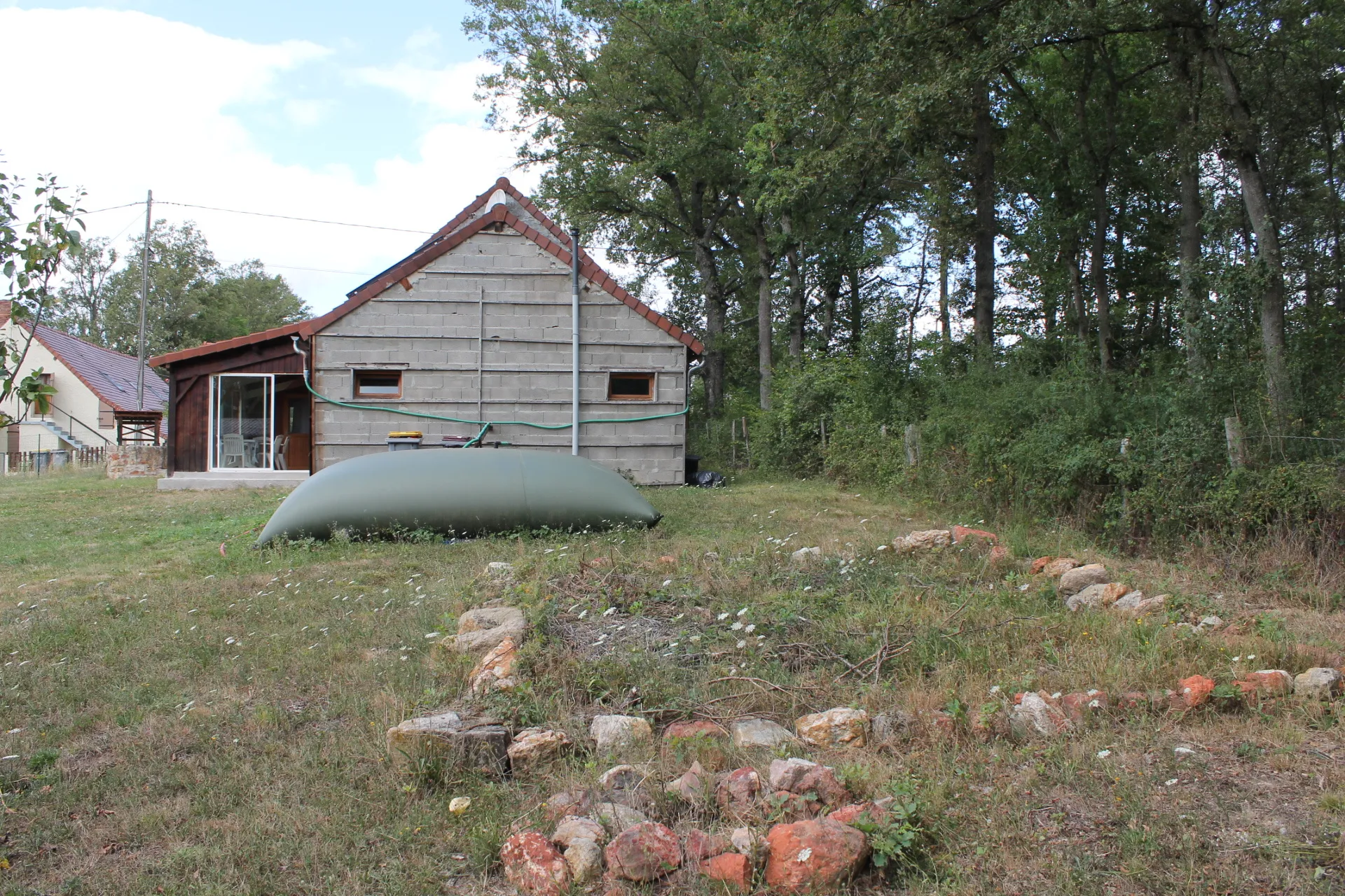 Maison avec 2 granges sur un terrain de plus d'un hectare avec plantation de 300 Charmes Truffier 