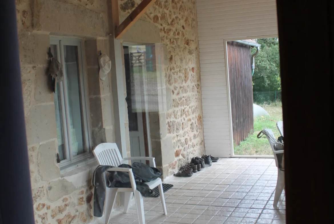 Maison avec 2 granges sur un terrain de plus d'un hectare avec plantation de 300 Charmes Truffier 