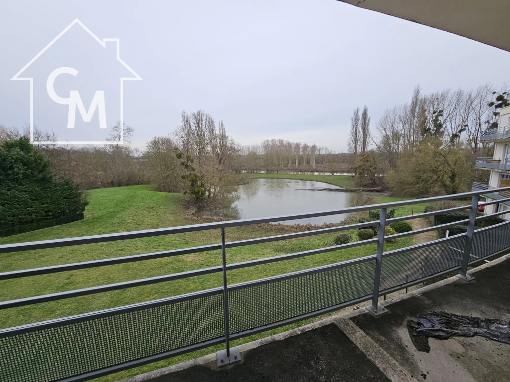 Appartement Type 2 avec Balcon et Parking à Briollay