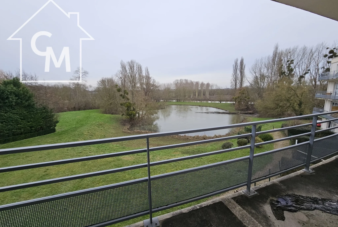 Appartement Type 2 avec Balcon et Parking à Briollay 