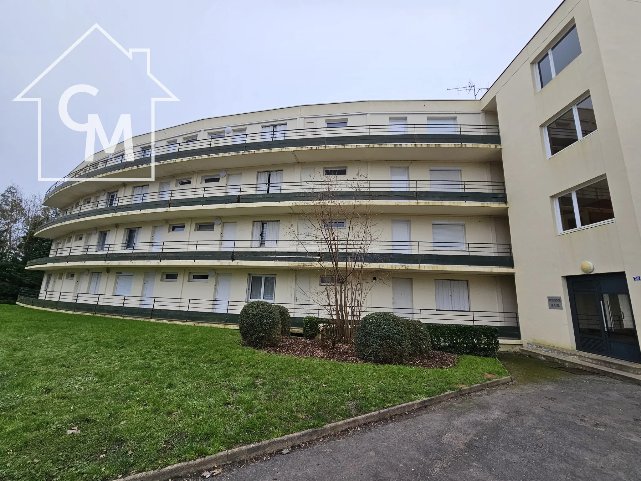 Appartement Type 2 avec Balcon et Parking à Briollay 