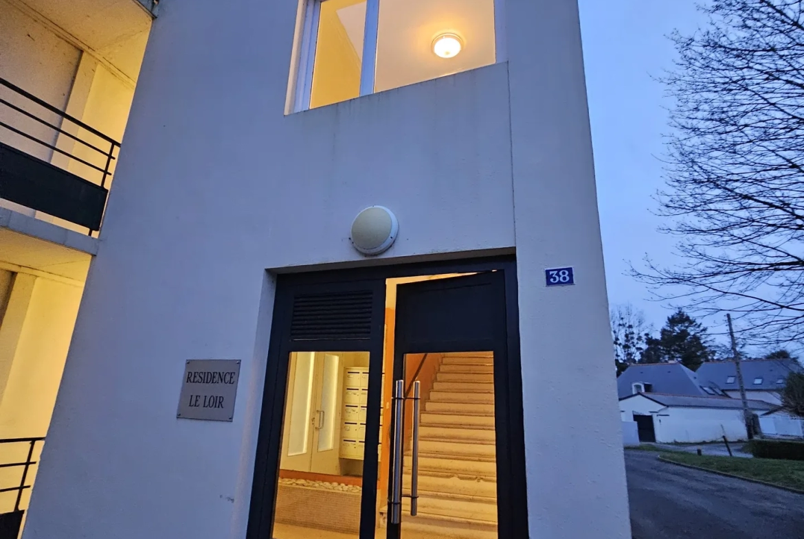 Appartement Type 2 avec Balcon et Parking à Briollay 