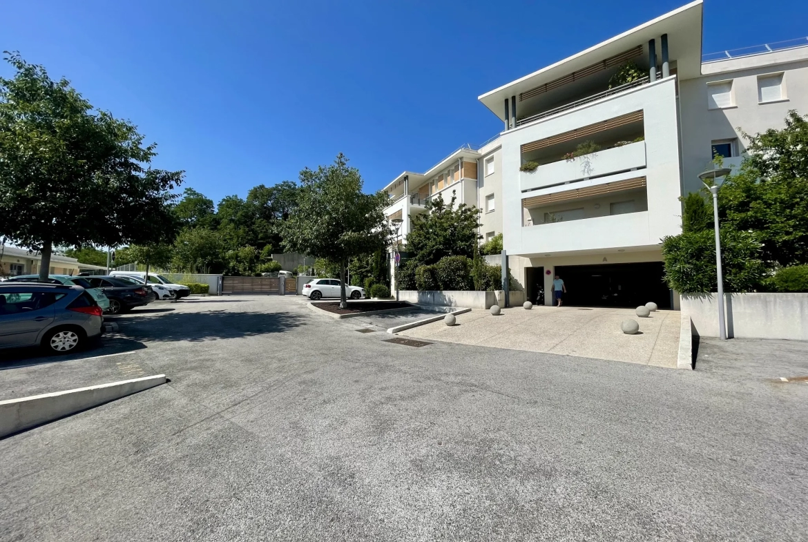 Appartement 2 pièces avec terrasse et garage à Villeneuve les Avignon 