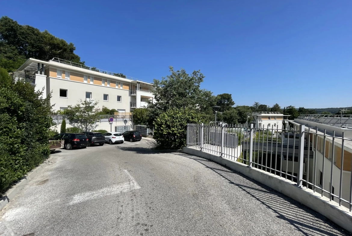 Appartement 2 pièces avec terrasse et garage à Villeneuve les Avignon 