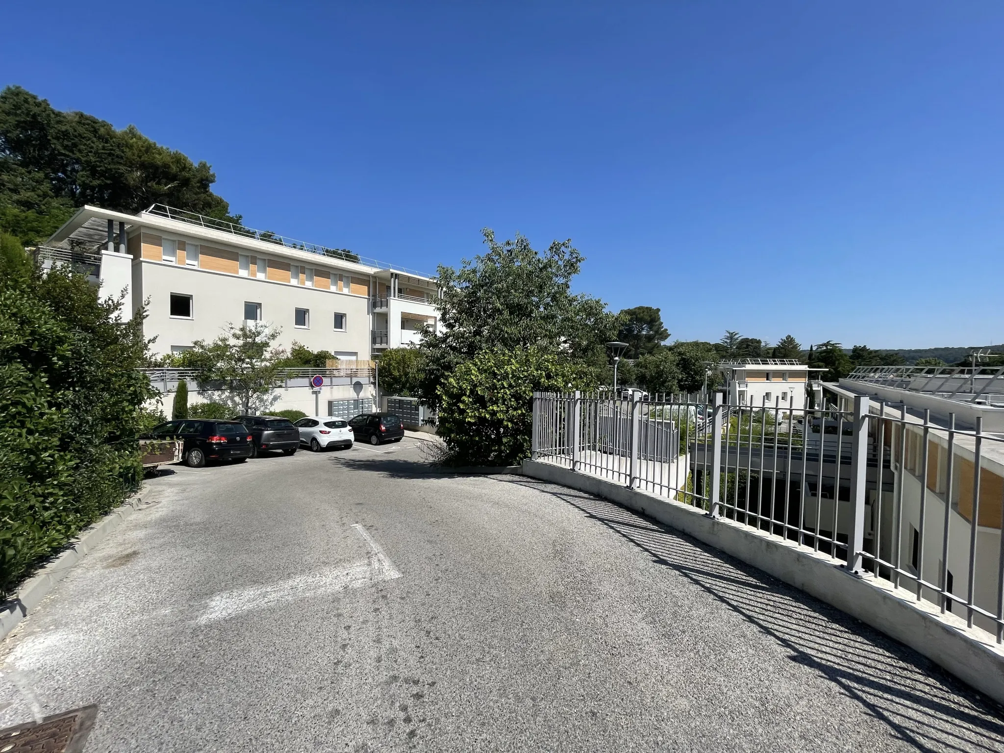 Appartement 2 pièces avec terrasse et garage à Villeneuve les Avignon 