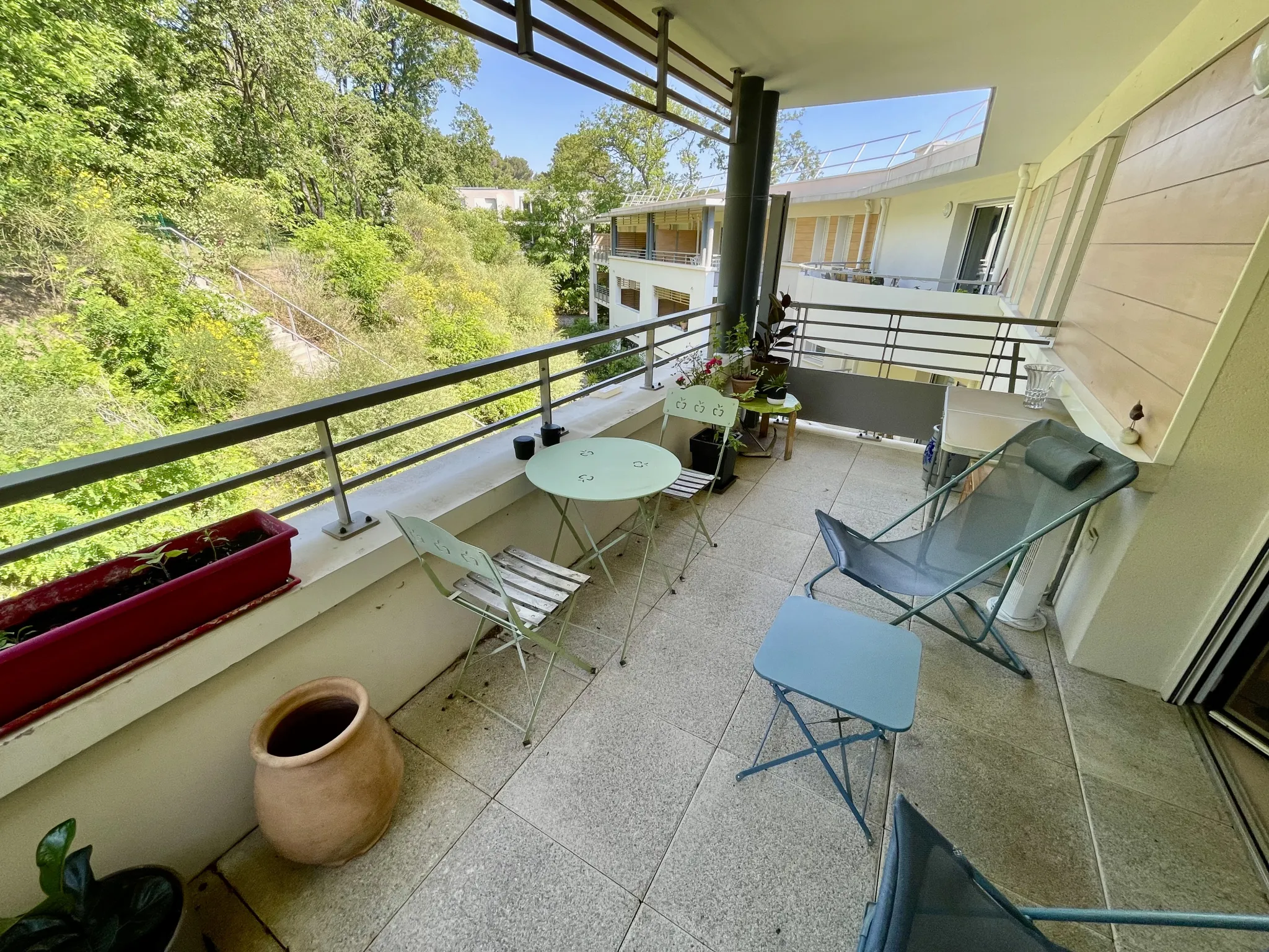 Appartement 2 pièces avec terrasse et garage à Villeneuve les Avignon 