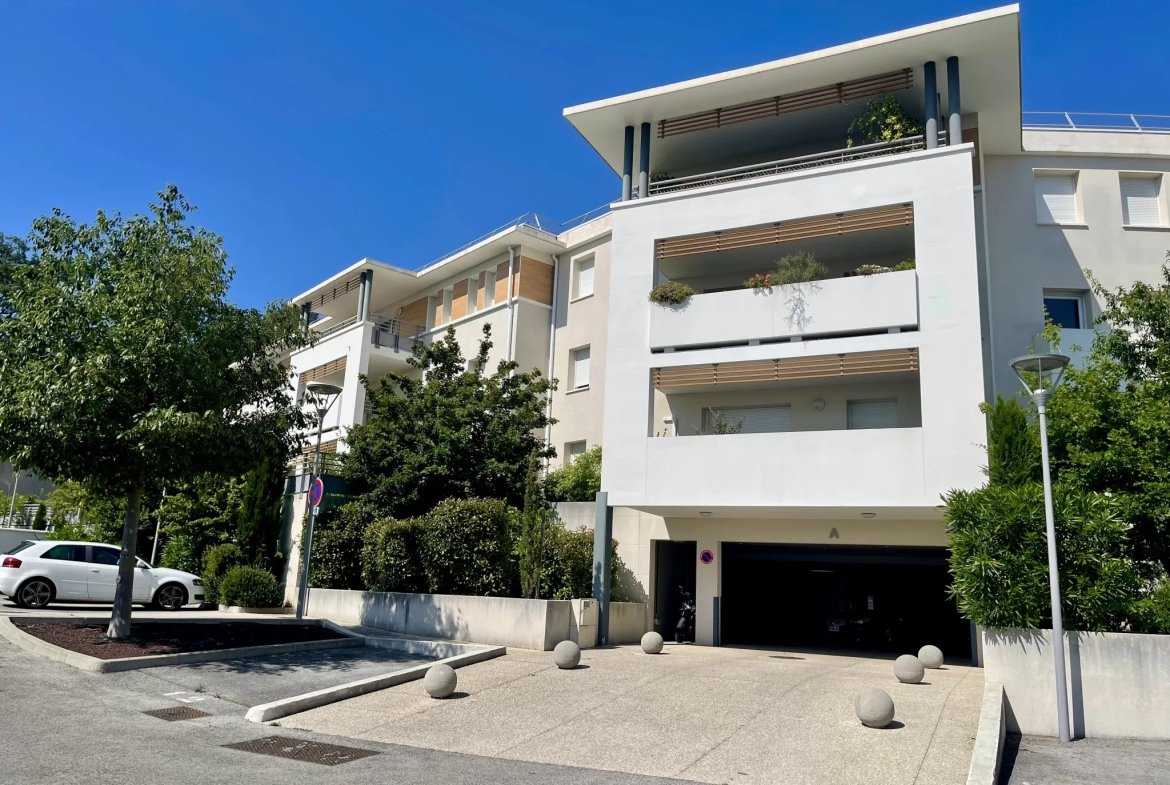 Appartement 2 pièces avec terrasse et garage à Villeneuve les Avignon 