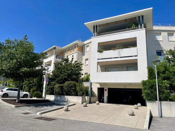 Appartement 2 pièces avec terrasse et garage à Villeneuve les Avignon